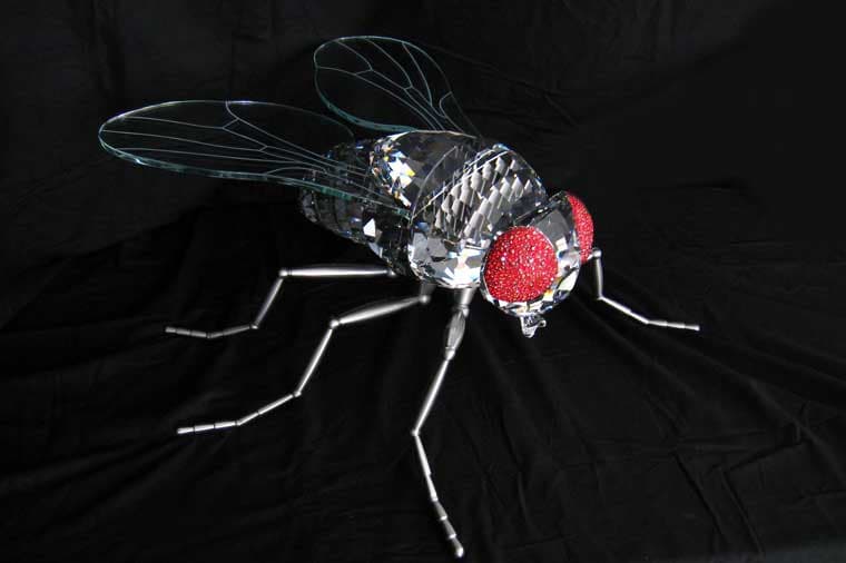 Kristall-Fliege — Kunstobjekt aus Metall und Glas